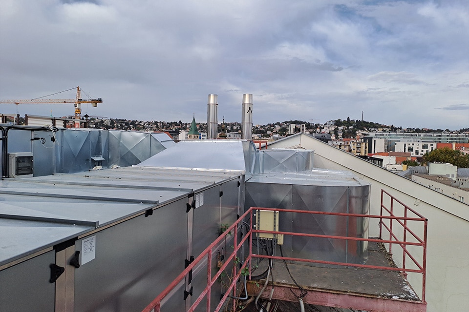 Pohľad na strechu s novým vzt potrubím, ktoré je zaizolované a oplechované